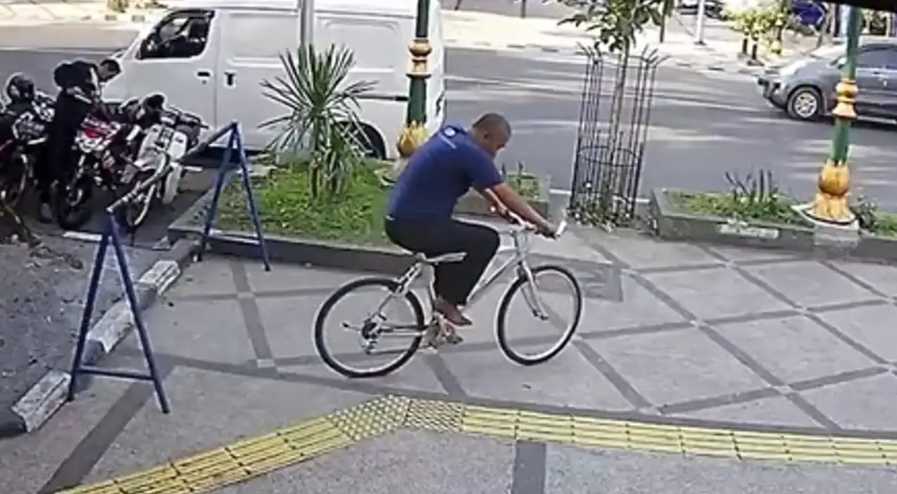 Viral! Aksi Pencurian Sepeda Pancal di Kawasan Kayutangan Heritage Kota Malang Terekam CCTV, Pelaku Diduga ODGJ