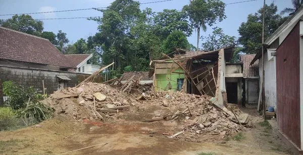 Kronologi Seorang Pria Tega Hancurkan Rumah Ibu dengan Bulldozer di Poncokusumo Malang