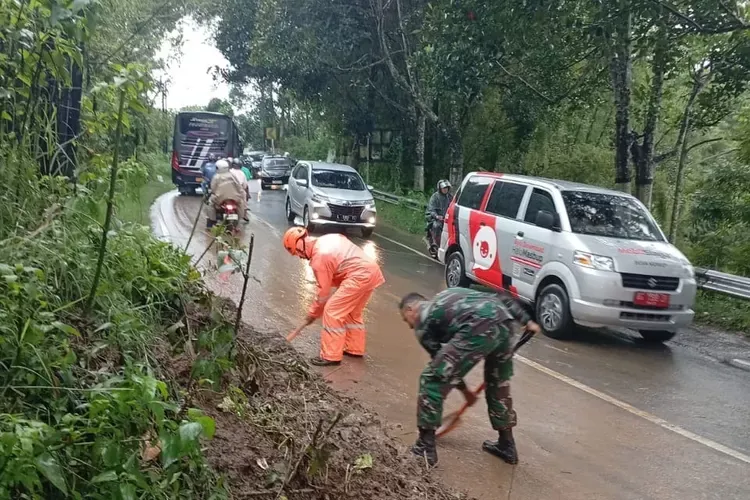 Longsor Tutup Jalan Kediri-Malang, Upaya Evakuasi Terus Berlanjut
