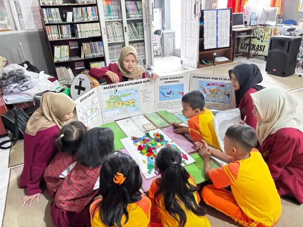 Lewat Peta 3D 'Smart Box', Mahasiswa UMM Buat Siswa 'Slow Learner' di SDN Sukun 2 Antusias Belajar Geografi