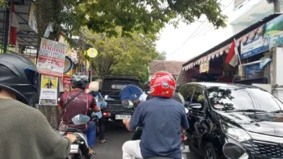 Pro-Kontra Jalan Tembus Griya Santa-Candi Panggung: Warga Luar Mendukung, Spanduk Penolakan Muncul di Lokasi
