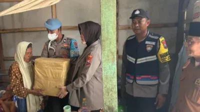 Kisah Bhabinkamtibmas Pagelaran yang Sambangi Pasangan Lansia Penderita Stroke