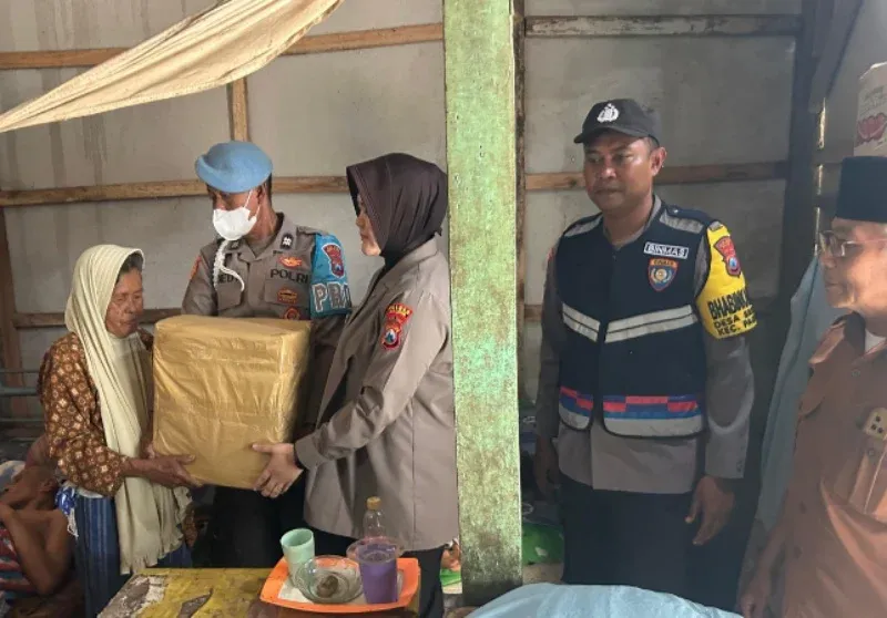 Kisah Bhabinkamtibmas Pagelaran yang Sambangi Pasangan Lansia Penderita Stroke